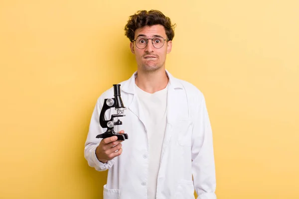 Joven Guapo Chico Buscando Desconcertado Confundido Concepto Estudiante Ciencias — Foto de Stock