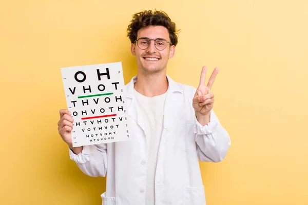 Jovem Bonito Cara Sorrindo Olhando Amigável Mostrando Número Dois Conceito — Fotografia de Stock