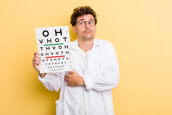 Jonge Knappe Jongen Die Zich Verward Onzeker Voelt Optische Zichtbaarheidstest — Stockfoto