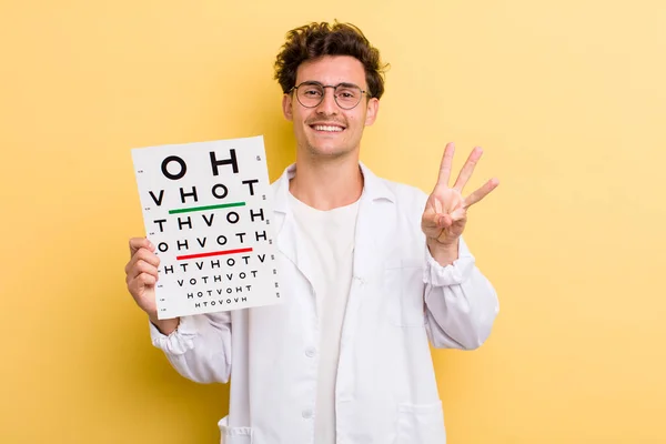 Jonge Knappe Man Glimlachend Vriendelijk Toont Nummer Drie Optische Zichtbaarheidstest — Stockfoto