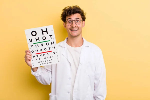 Jovem Cara Bonito Olhar Feliz Agradavelmente Surpreso Conceito Ensaio Visão — Fotografia de Stock