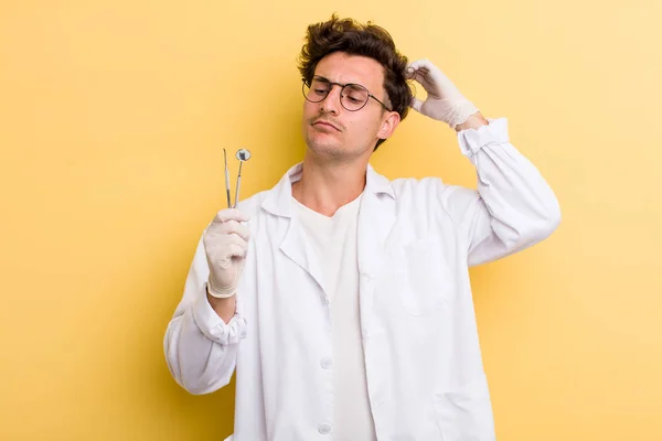 Jovem Bonito Cara Sentindo Confuso Confuso Coçando Cabeça Conceito Dentista — Fotografia de Stock