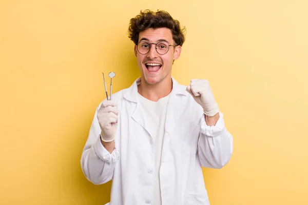 若いハンサムな男はショックを受けて笑って成功を祝う 歯科医のコンセプト — ストック写真