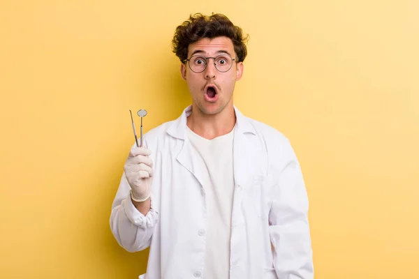 Joven Guapo Chico Buscando Muy Sorprendido Sorprendido Concepto Dentista — Foto de Stock