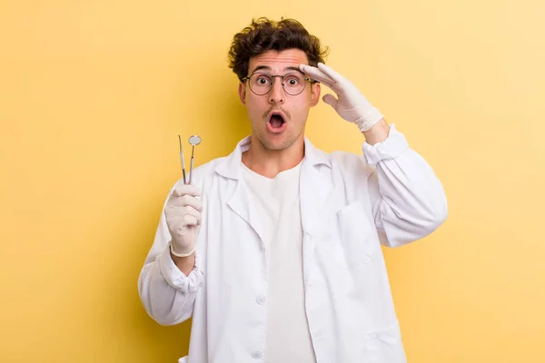 Jovem Bonito Cara Olhando Feliz Surpreso Surpreso Conceito Dentista — Fotografia de Stock