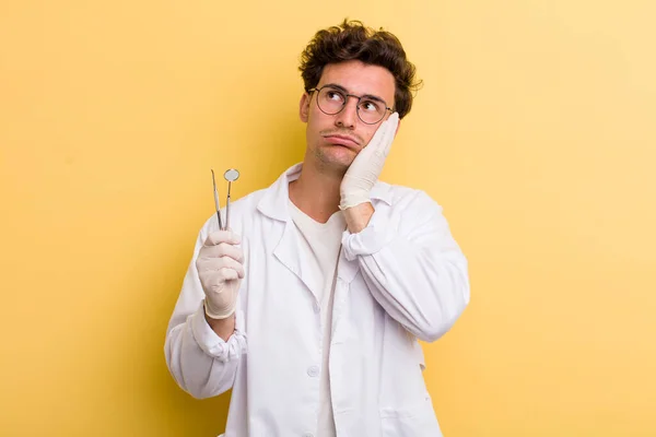 Joven Chico Guapo Sentirse Aburrido Frustrado Soñoliento Después Cansancio Concepto — Foto de Stock