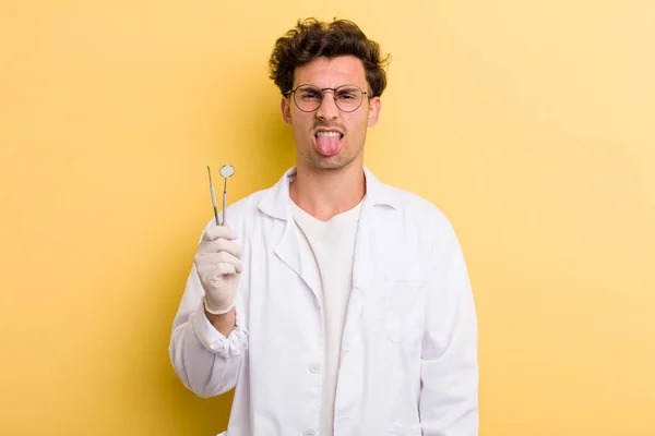 Genç Yakışıklı Adam Iğreniyor Sinirleniyor Dilini Çıkarıyor Dişçi Kavramı — Stok fotoğraf