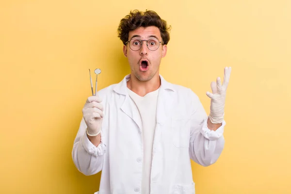 若いハンサムな男は非常にショックと驚きを感じる 歯科医のコンセプト — ストック写真