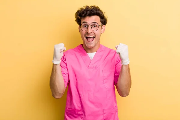 Jovem Cara Bonito Sentindo Chocado Rindo Celebrando Sucesso Conceito Enfermeiro — Fotografia de Stock