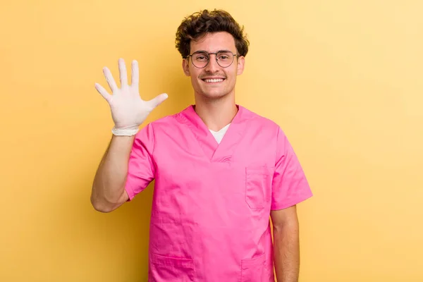 Jonge Knappe Man Glimlachend Vriendelijk Toont Nummer Vijf Verpleegkundig Concept — Stockfoto
