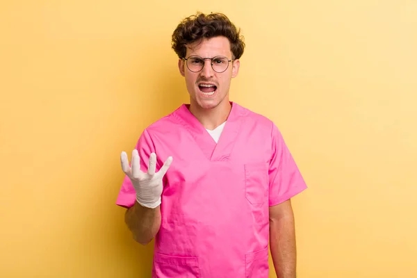 Jovem Bonito Cara Olhando Irritado Irritado Frustrado Conceito Enfermeiro — Fotografia de Stock