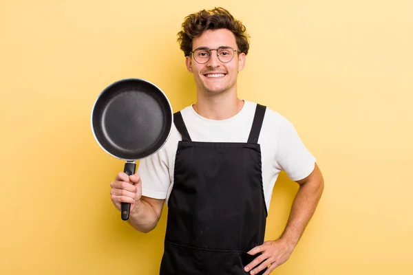 Junger Gutaussehender Kerl Lächelt Glücklich Mit Einer Hand Auf Der — Stockfoto