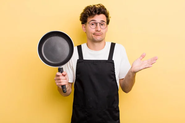 Joven Guapo Chico Sintiéndose Desconcertado Confundido Dudando Chef Con Concepto — Foto de Stock