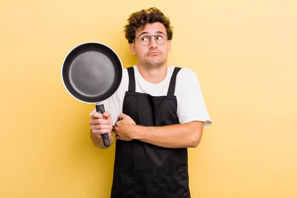 Jovem Bonito Cara Encolhendo Ombros Sentindo Confuso Incerto Chef Com — Fotografia de Stock
