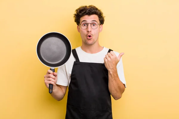 Joven Chico Guapo Mirando Asombrado Incredulidad Chef Con Concepto Pan — Foto de Stock