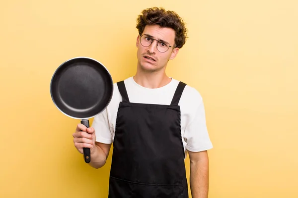 Joven Guapo Chico Sintiéndose Perplejo Confundido Chef Con Concepto Pan — Foto de Stock