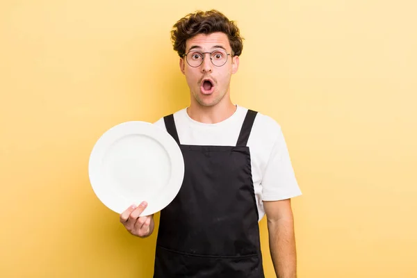 Joven Guapo Chico Buscando Muy Sorprendido Sorprendido Concepto Plato Vacío — Foto de Stock