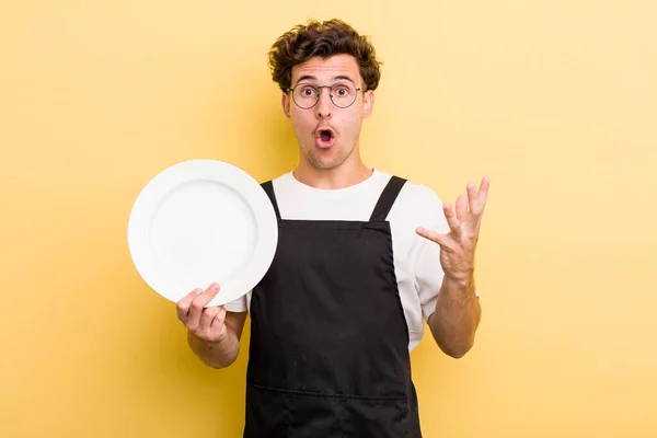 Young Handsome Guy Amazed Shocked Astonished Unbelievable Surprise Empty Dish — Stockfoto