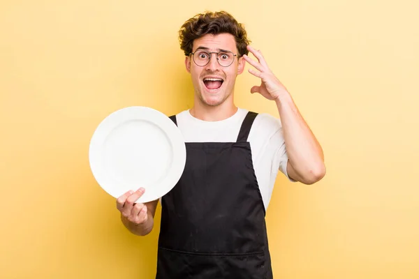 Young Handsome Guy Screaming Hands Air Empty Dish Concept — Stock Photo, Image
