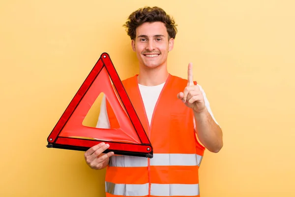 Jovem Bonito Cara Sorrindo Orgulhosamente Confiantemente Fazendo Número Carro Conceito — Fotografia de Stock