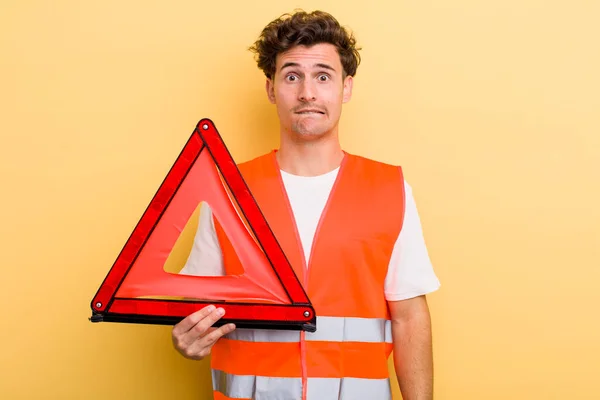 Jovem Bonito Cara Que Parece Confuso Confuso Carro Conceito Triângulo — Fotografia de Stock