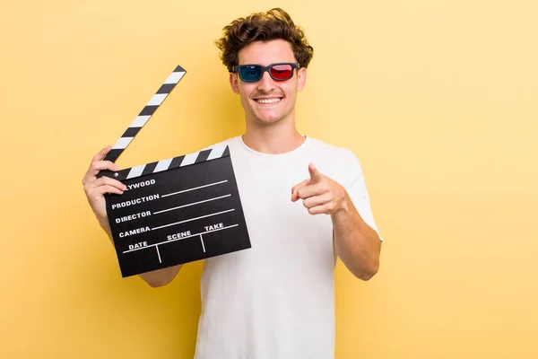 Jovem Bonito Cara Apontando Para Câmera Escolhendo Você Conceito Filme — Fotografia de Stock