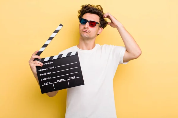 Jovem Bonito Cara Sentindo Confuso Confuso Coçando Cabeça Conceito Filme — Fotografia de Stock