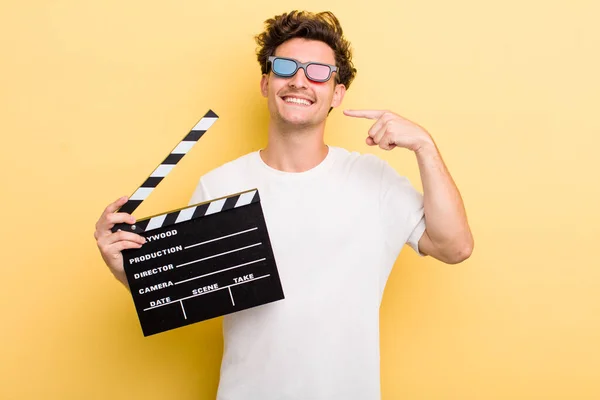 Jovem Bonito Cara Sorrindo Confiantemente Apontando Para Próprio Sorriso Largo — Fotografia de Stock