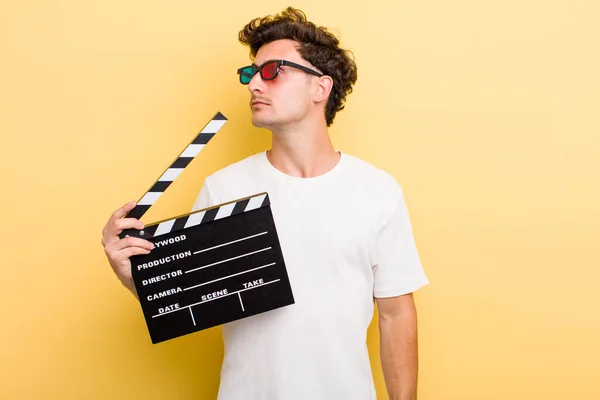 Jonge Knappe Man Profiel Denkend Verbeeldend Dagdromend Filmconcept — Stockfoto