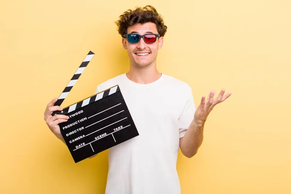 Young Handsome Guy Feeling Happy Surprised Realizing Solution Idea Movie — Stockfoto