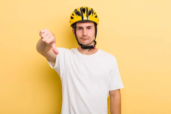 若いハンサムな男はクロスを感じ親指を下に示す 自転車のコンセプト 自転車のコンセプト — ストック写真