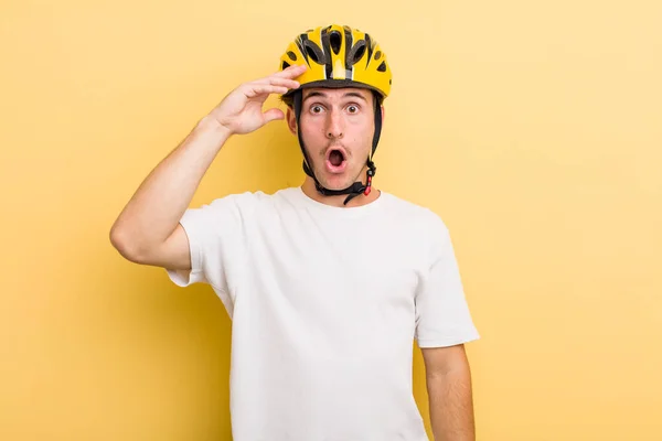 Joven Chico Guapo Buscando Feliz Asombrado Sorprendido Concepto Bicicleta Concepto — Foto de Stock