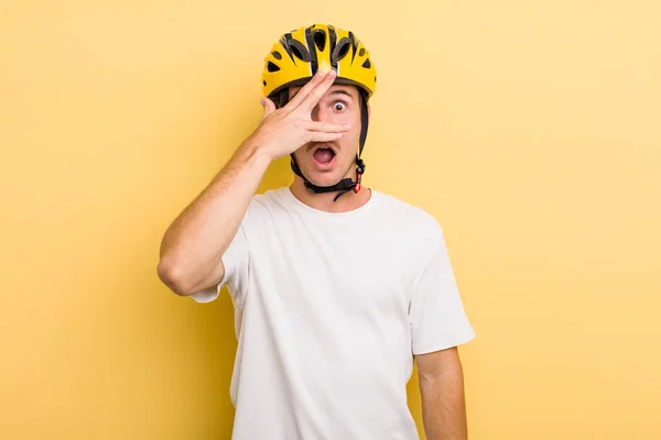 若いハンサムな男はショックを受けて怖がったり怖がったり手で顔を覆います 自転車のコンセプト 自転車のコンセプト — ストック写真