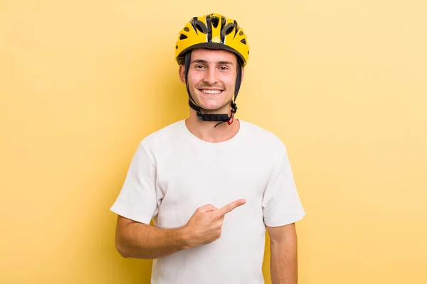 Young Handsome Guy Smiling Cheerfully Feeling Happy Pointing Side Bike — Stockfoto