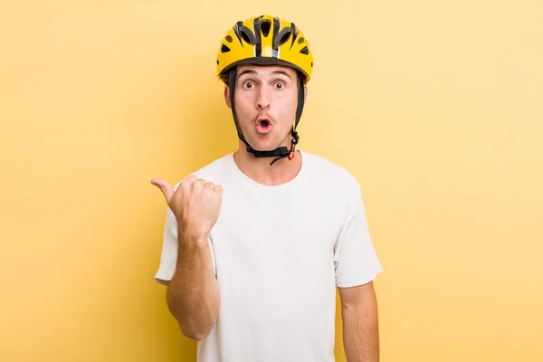 Jonge Knappe Jongen Die Verbaasd Kijkt Ongeloof Fietsconcept Fietsconcept — Stockfoto