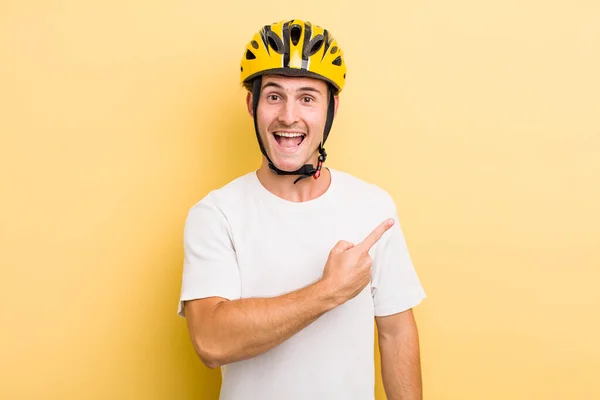 Joven Chico Guapo Mirando Emocionado Sorprendido Señalando Lado Concepto Bicicleta — Foto de Stock