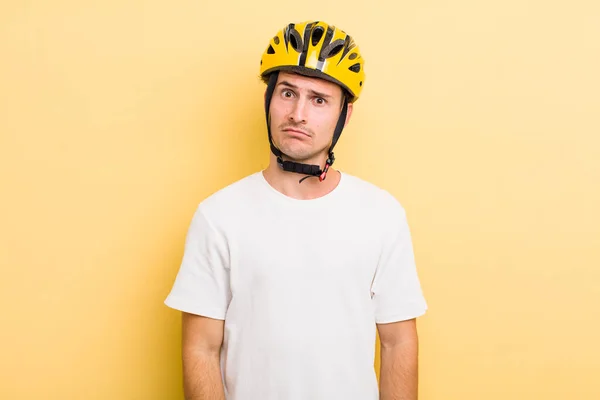 若いハンサムな男は困惑して混乱してる 自転車のコンセプト 自転車のコンセプト — ストック写真