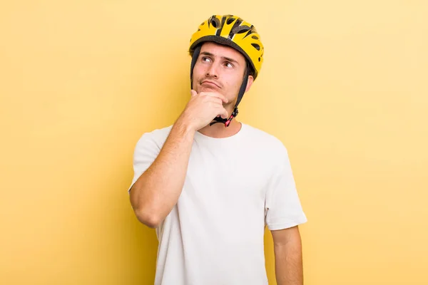 若いハンサムな男は 疑問と混乱を感じて考えている 自転車のコンセプト 自転車のコンセプト — ストック写真