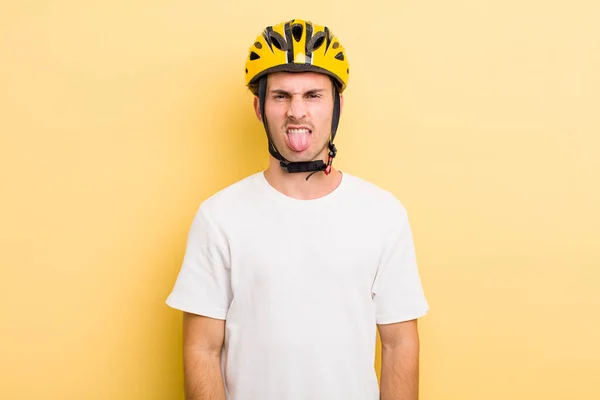 Ung Stilig Kille Känner Äcklad Och Irriterad Och Tungan Cykelkoncept — Stockfoto