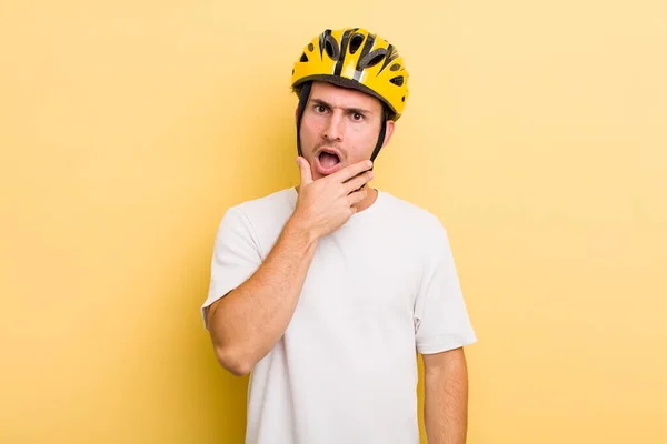 口と目を開けて顎を手にした若いハンサムな男 自転車のコンセプト 自転車のコンセプト — ストック写真