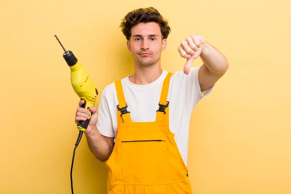 Jonge Knappe Man Die Zich Gekruist Voelt Duimen Naar Beneden — Stockfoto