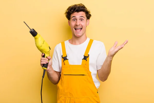 Jonge Knappe Jongen Die Zich Gelukkig Verbaasd Voelt Iets Ongelooflijks — Stockfoto