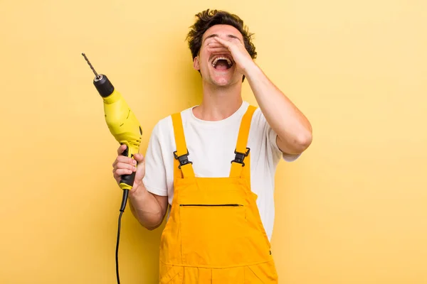 Jonge Knappe Jongen Die Zich Gelukkig Voelt Een Groot Geschreeuw — Stockfoto