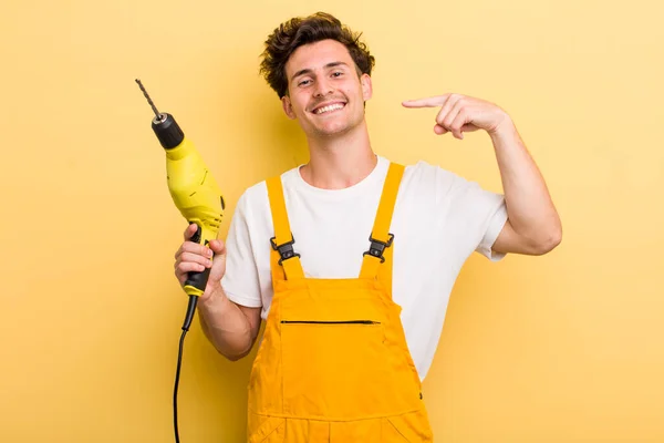 Jovem Bonito Cara Sorrindo Confiantemente Apontando Para Próprio Sorriso Largo — Fotografia de Stock