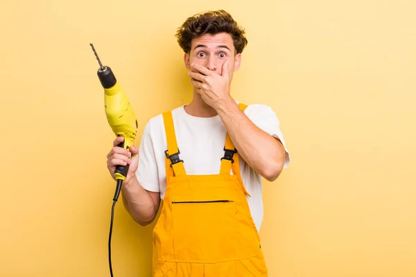 Jonge Knappe Man Die Zijn Mond Bedekt Met Handen Met — Stockfoto