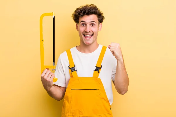 Junger Gutaussehender Kerl Der Schockiert Ist Lacht Und Erfolg Feiert — Stockfoto