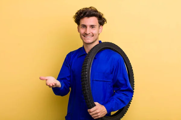 Joven Chico Guapo Sonriendo Felizmente Con Amable Ofreciendo Mostrando Concepto — Foto de Stock