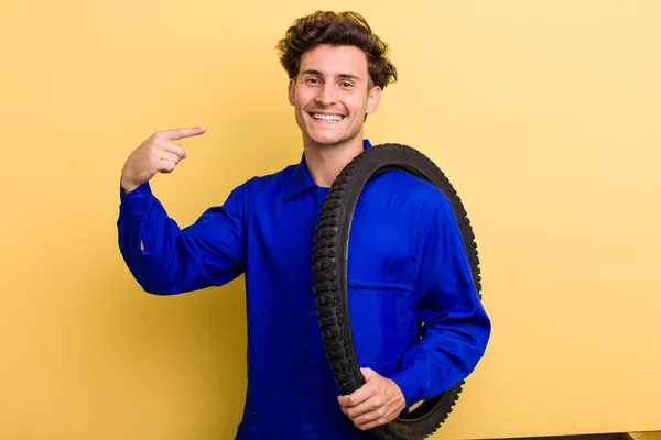 Jovem Bonito Cara Sorrindo Confiantemente Apontando Para Próprio Sorriso Largo — Fotografia de Stock