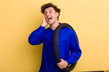 Genç yakışıklı adam mutlu, heyecanlı ve şaşırmış hissediyor. motor mekaniği kavramı