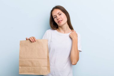 Genç bir kadın stresli, endişeli, yorgun ve hayal kırıklığına uğramış hissediyor. teslimat ve paket konsepti